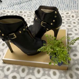 Michael Kors size 8M